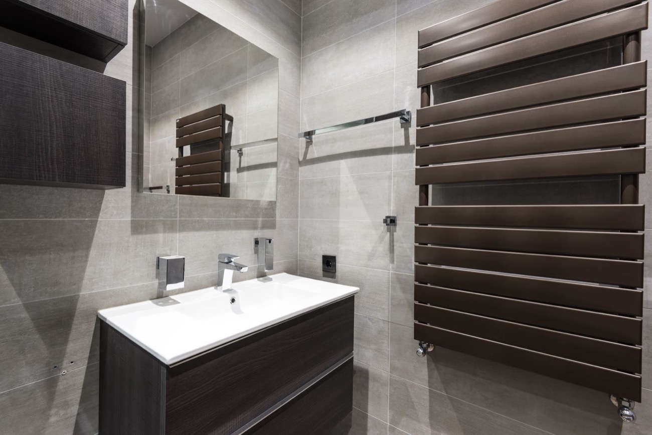 Sèche-serviettes à eau moderne installé dans une salle de bains